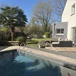 Des 5 Mondes Piscine Et Billard 10 Pers