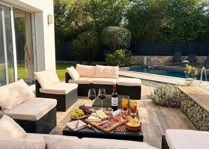 Des 5 Mondes Piscine Et Billard 10 Pers