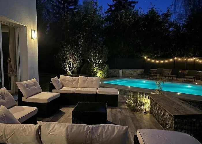 Villa Des 5 Mondes Piscine Et Billard 10 Pers Treillières